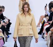 Dip-dye for an illuminated complexion